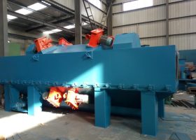 山西拋丸機：剛裝車完畢，將一臺鋼結構通過式拋丸機發往山西